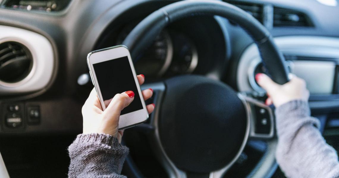 avoid distractions while driving